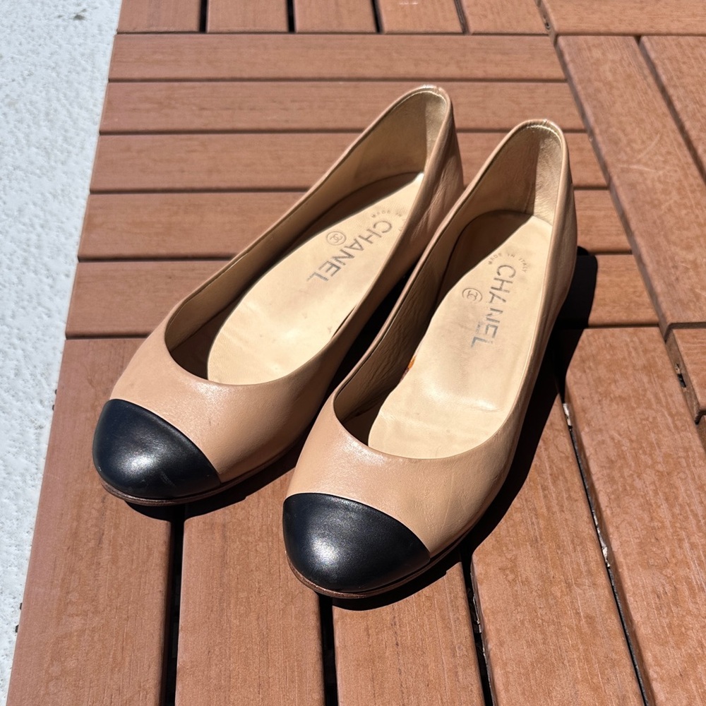 🖤💛 CHANEL Two-Tone Leather Pumps – Size 37.5